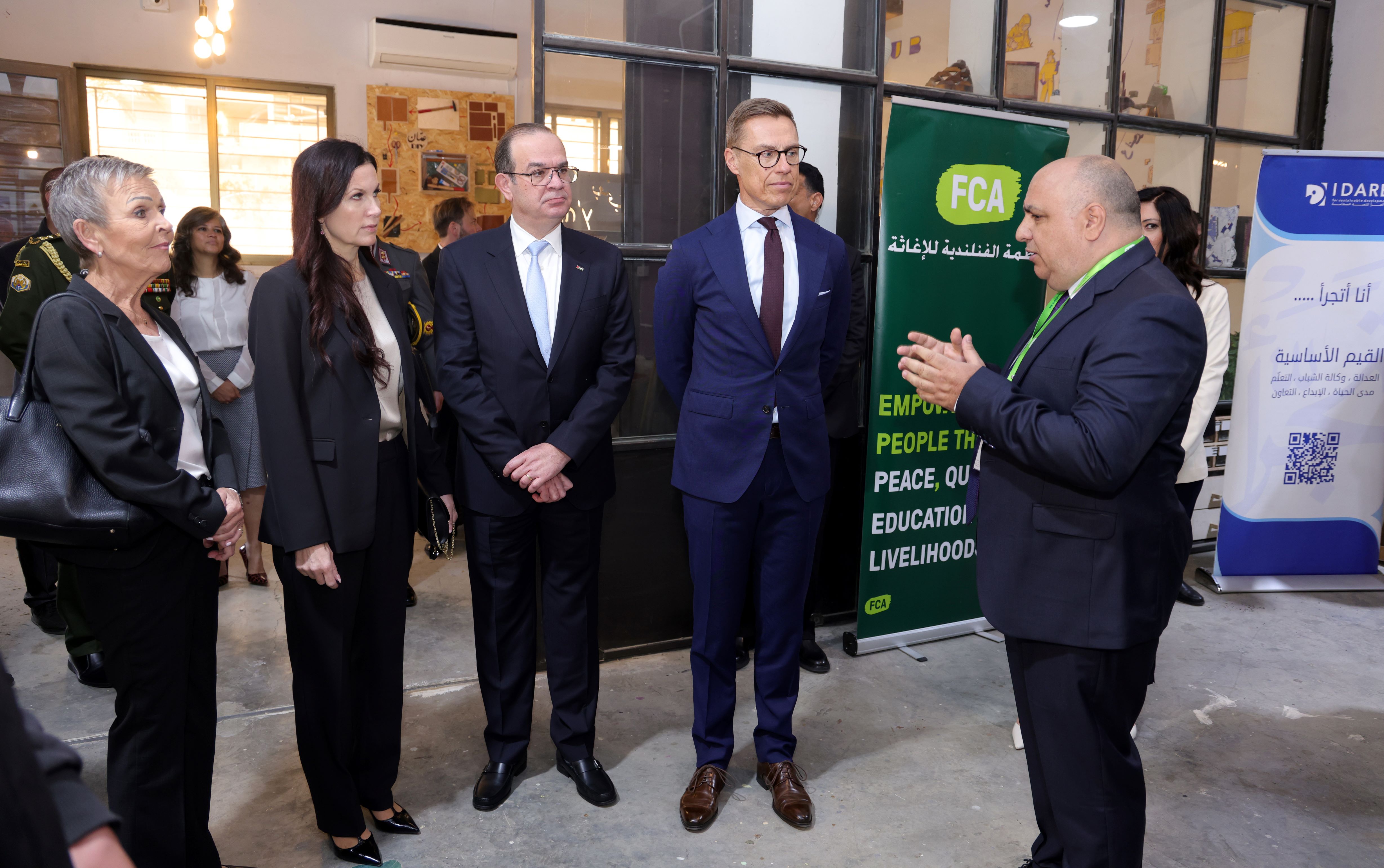  رئيس فنلندا يطلع على مشروع إبداعي شبابي في عمان