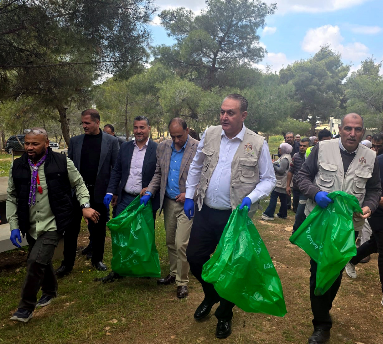  وزير البيئة يشارك بحملة نظافة في غابات وصفي التل