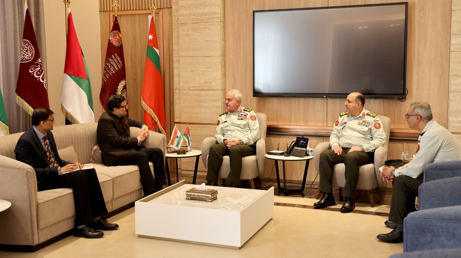  رئيس هيئة الأركان يلتقي السفير الهندي ويؤكد متانة الشراكة بين البلدين