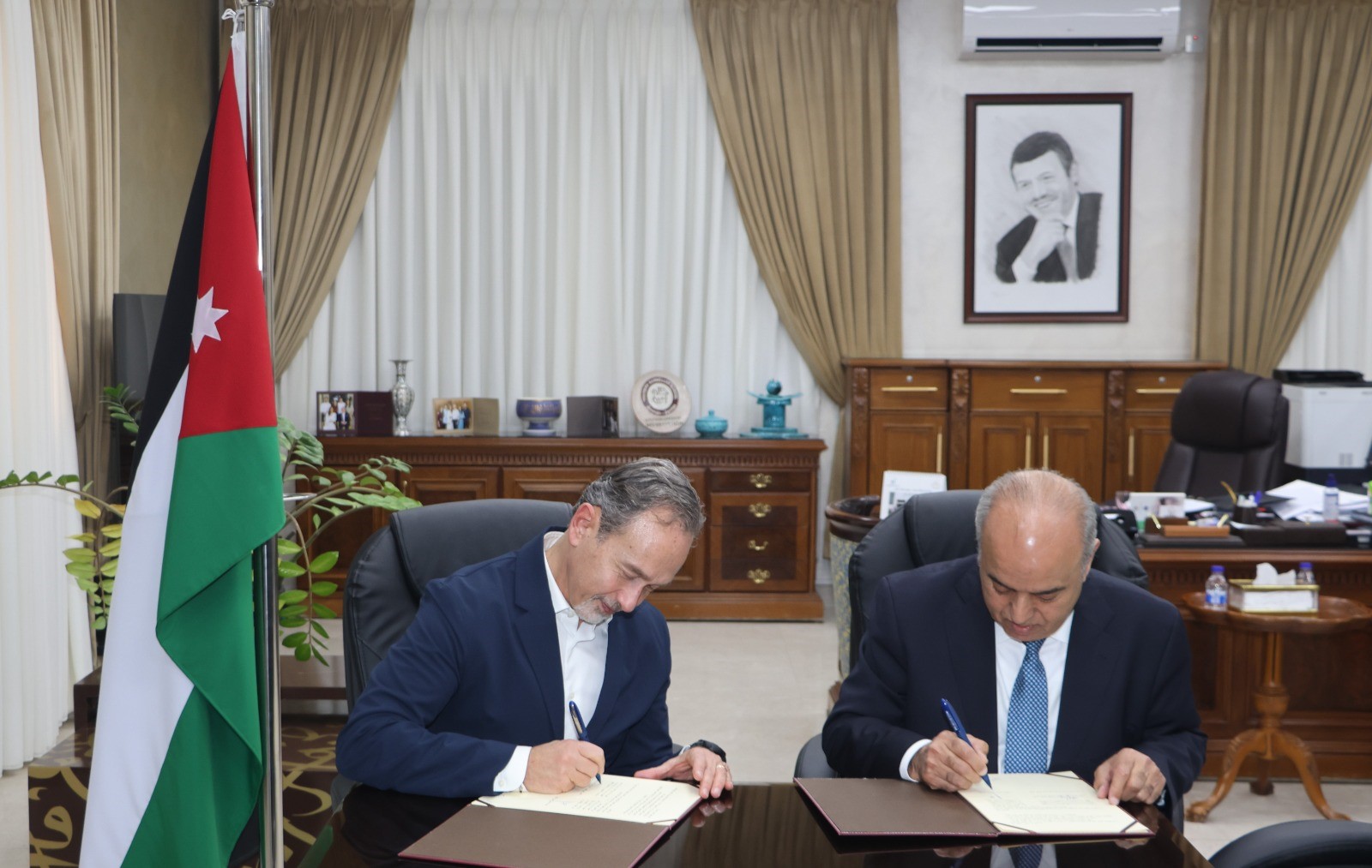 شراء برنامج البكالوريا الدولية لمدارس الملك عبدالله الثاني للتميز