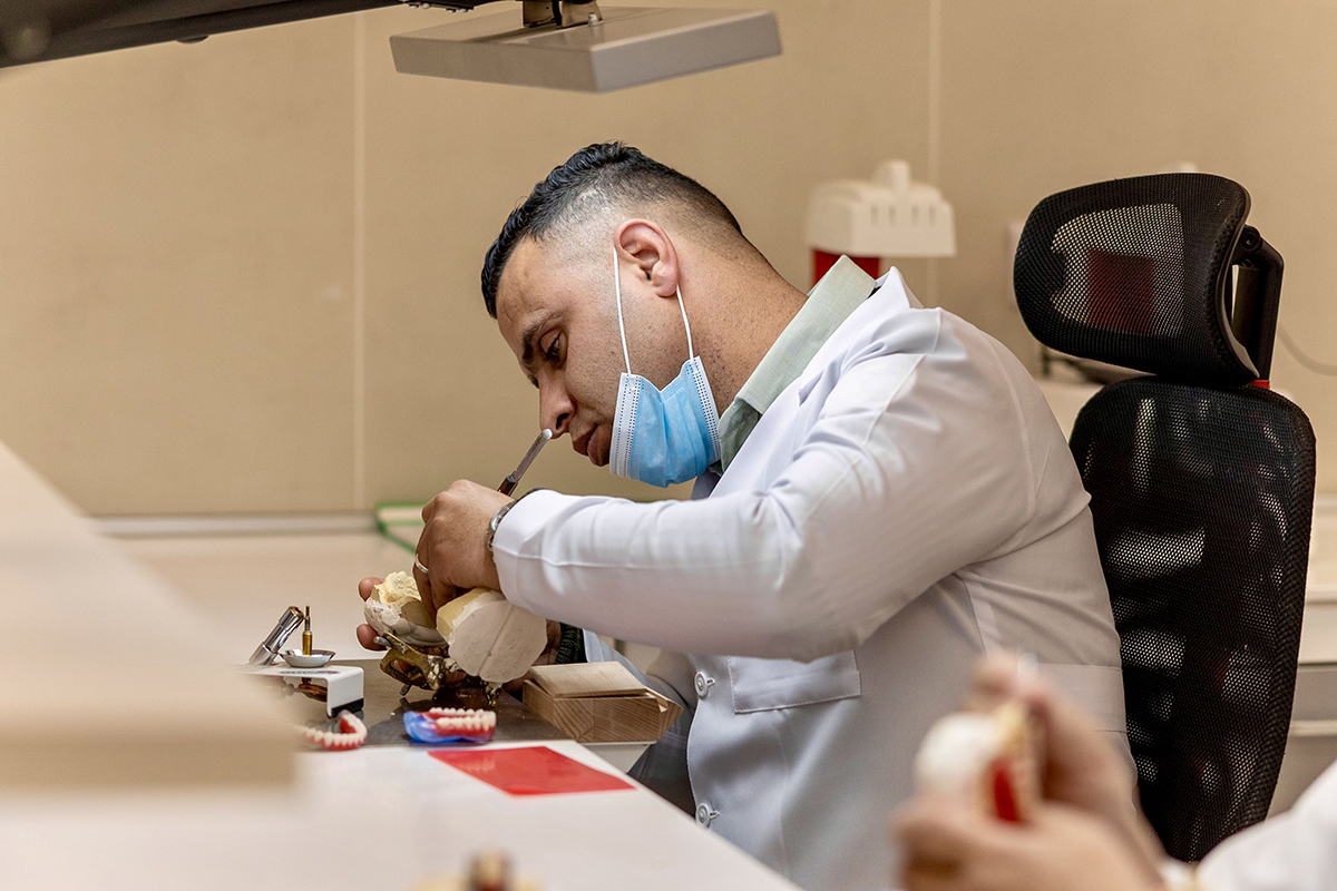 الملك يفتتح مجمع طب وجراحة الفم والأسنان العسكري في عمان