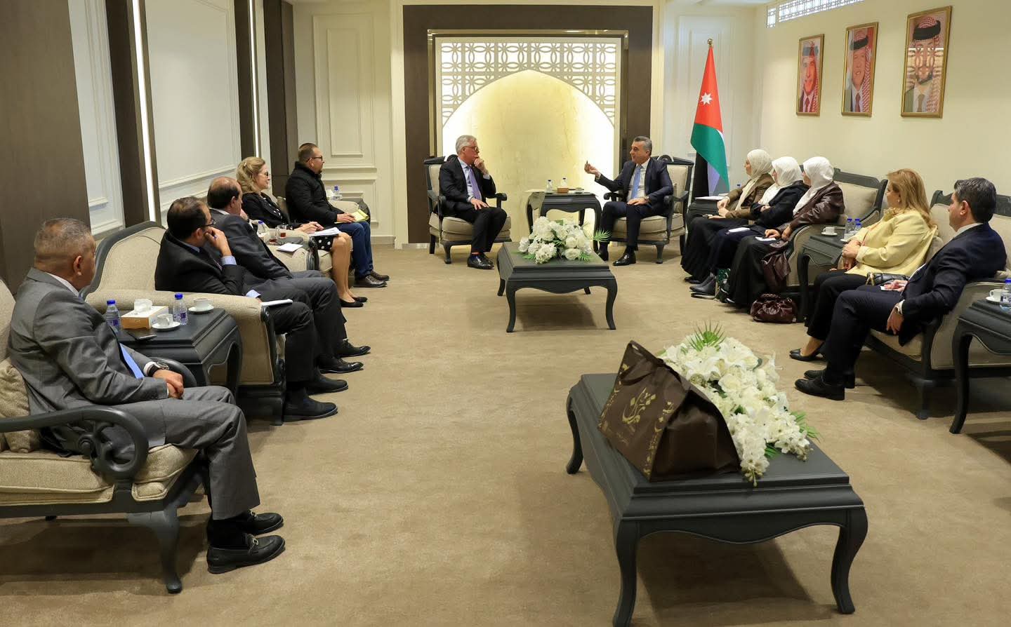 "الخارجية النيابية" تبحث مع السفير الكندي تعزيز التعاون البرلماني 