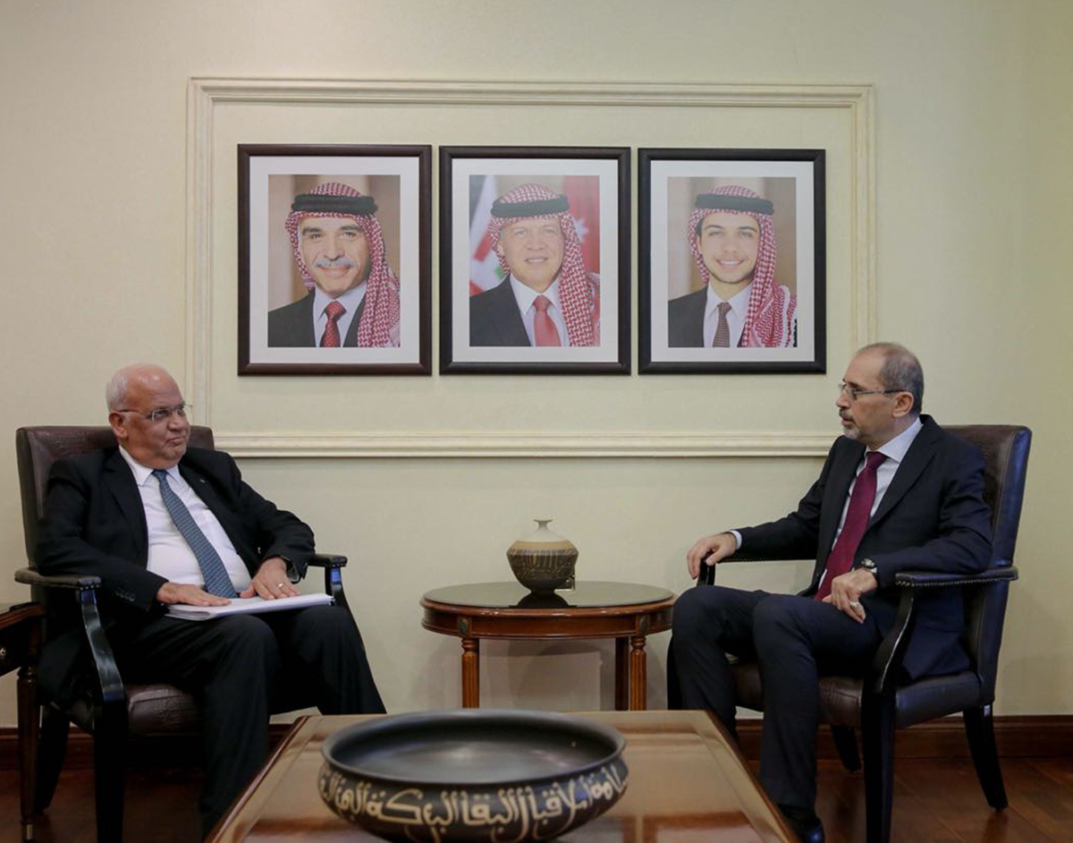 Safadi, Erekat hold talks on peace efforts, means to support UNRWA