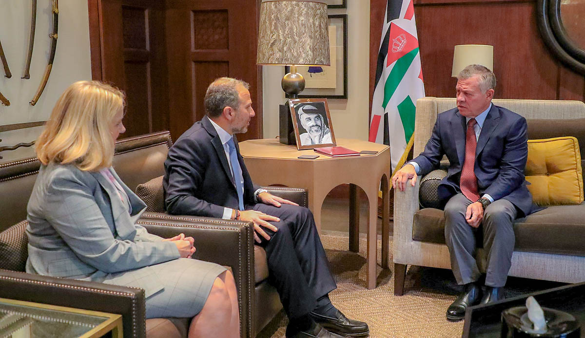 King receives invitation to economic summit in Beirut