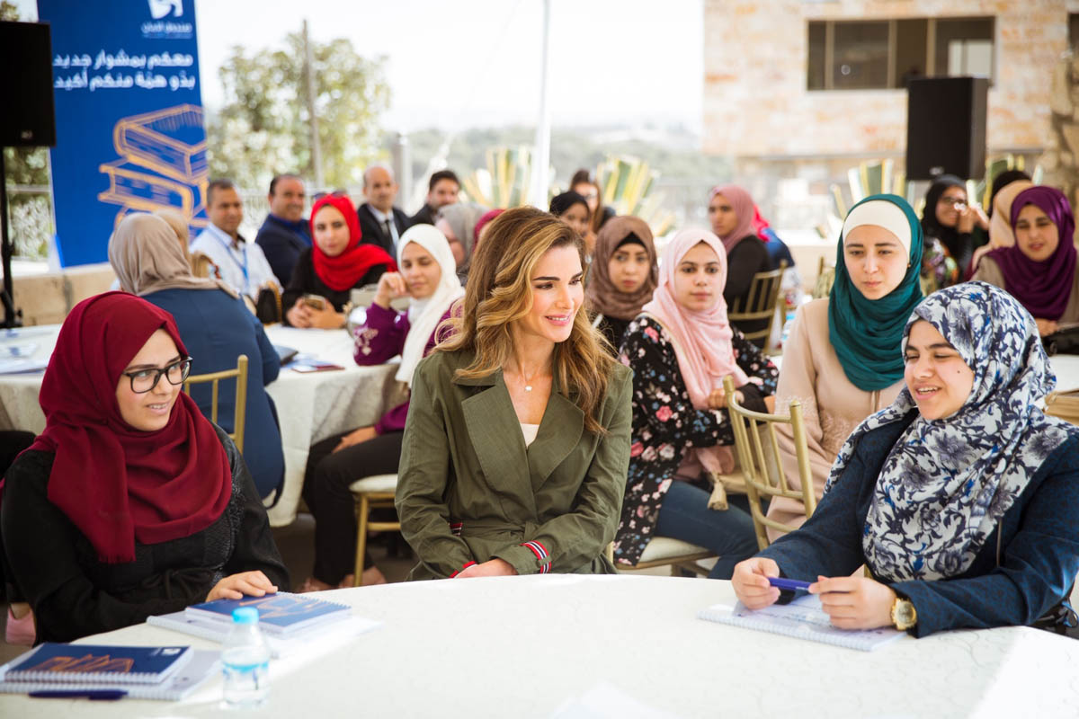 Queen Rania Meets with Al-Aman Fund New Scholarship Recipients
