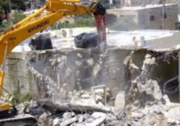 Israeli bulldozers demolish Palestinian-owned garage in Jerusalem