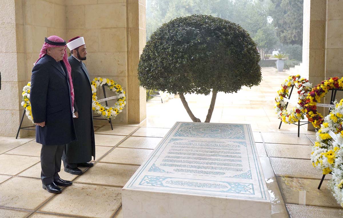 King Abdullah visits King Hussein's tomb