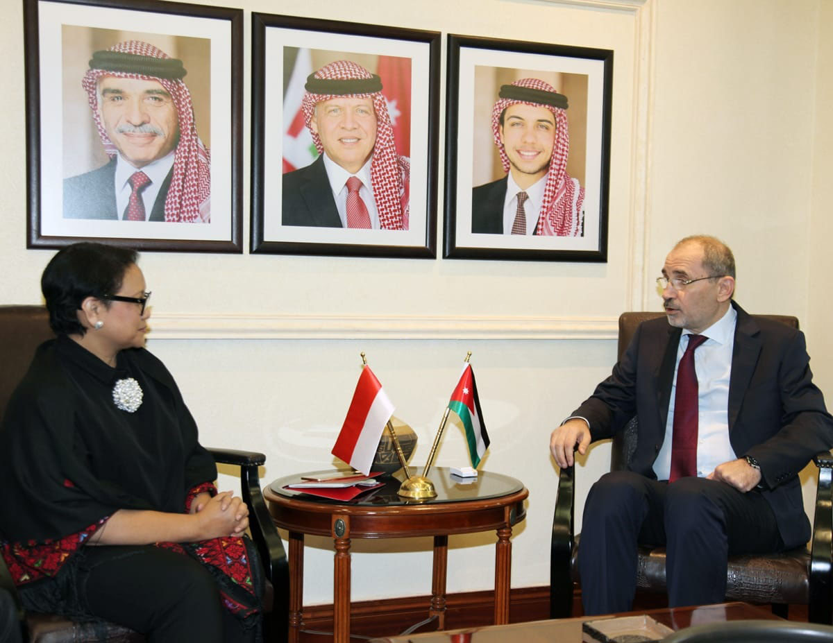 FM, Indonesian counterpart discuss regional issues, economic ties