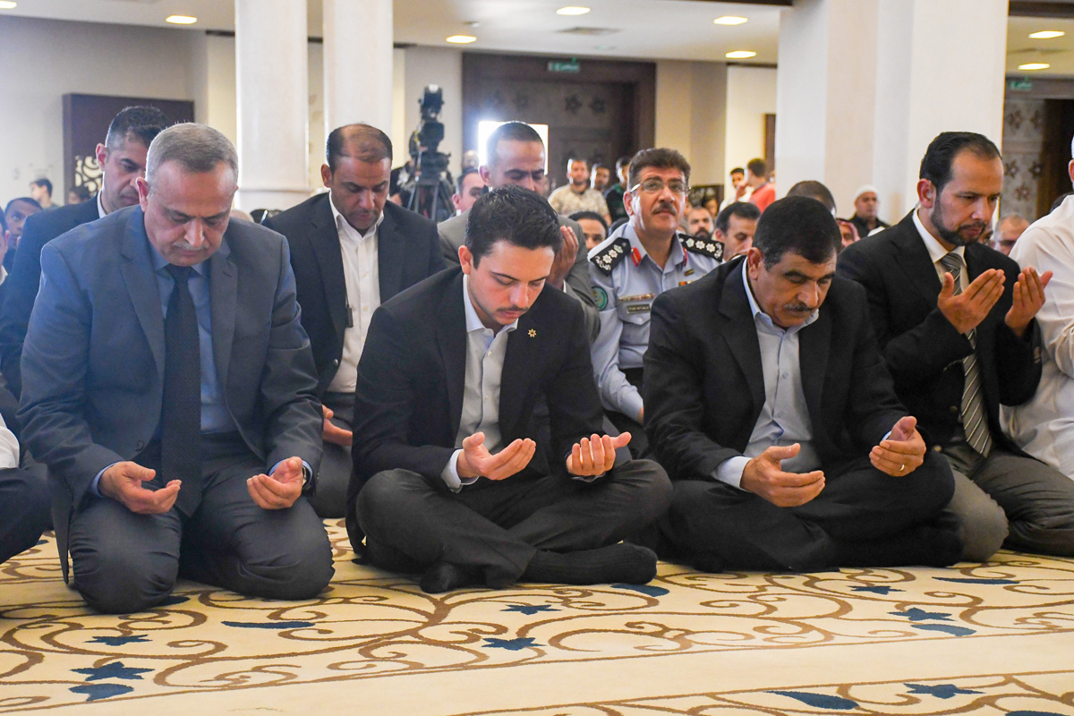 Crown Prince performs Friday prayer in Aqaba