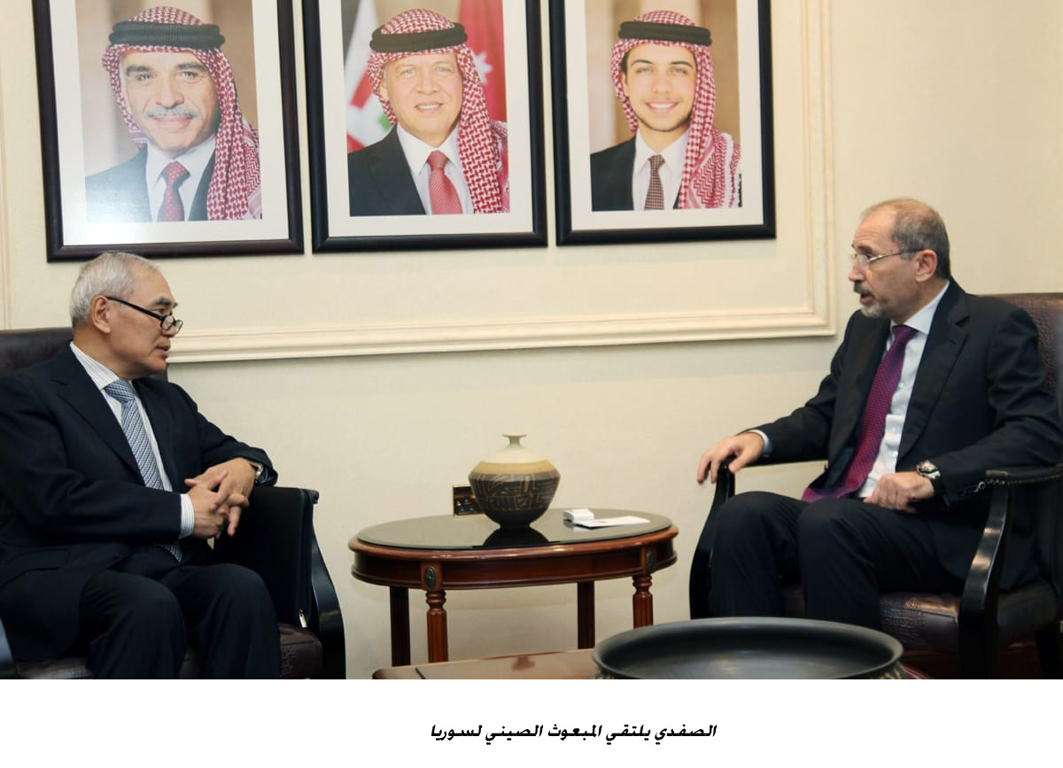 Safadi meets Chinese envoy to Syria