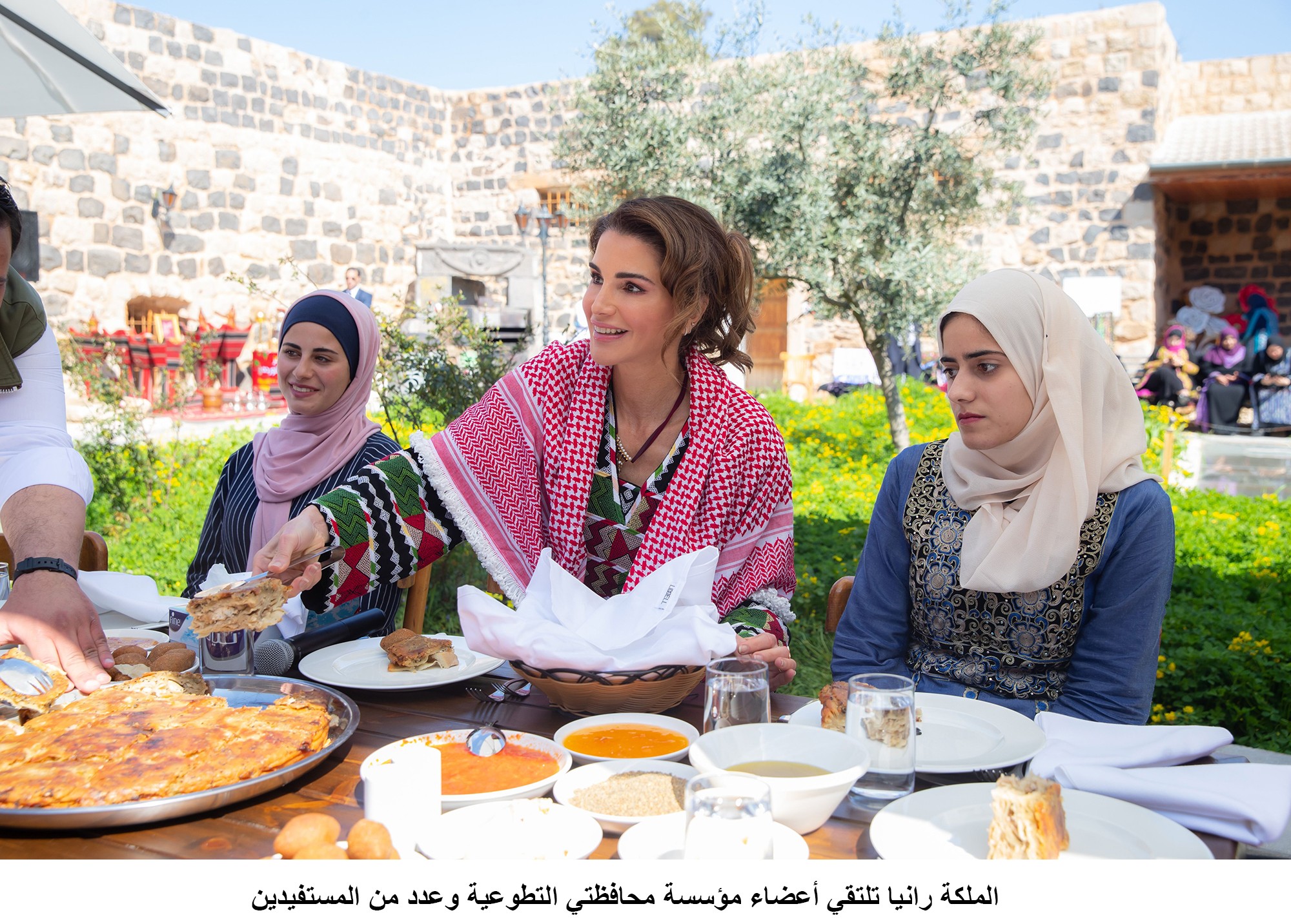 Queen Commends Role of Youth Volunteers in Meeting with Muhafazati Foundation in Irbid