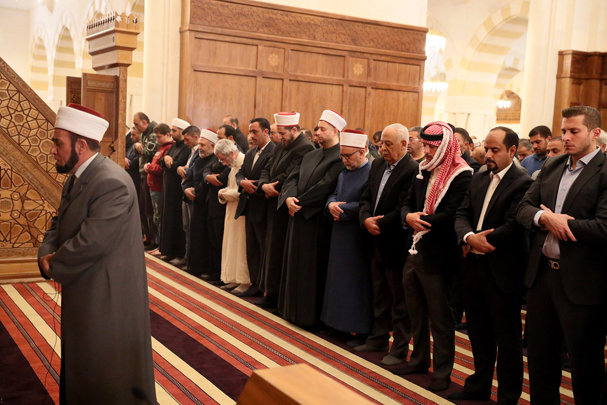 Crown Prince joins worshippers for Friday prayer at King Hussein Mosque
