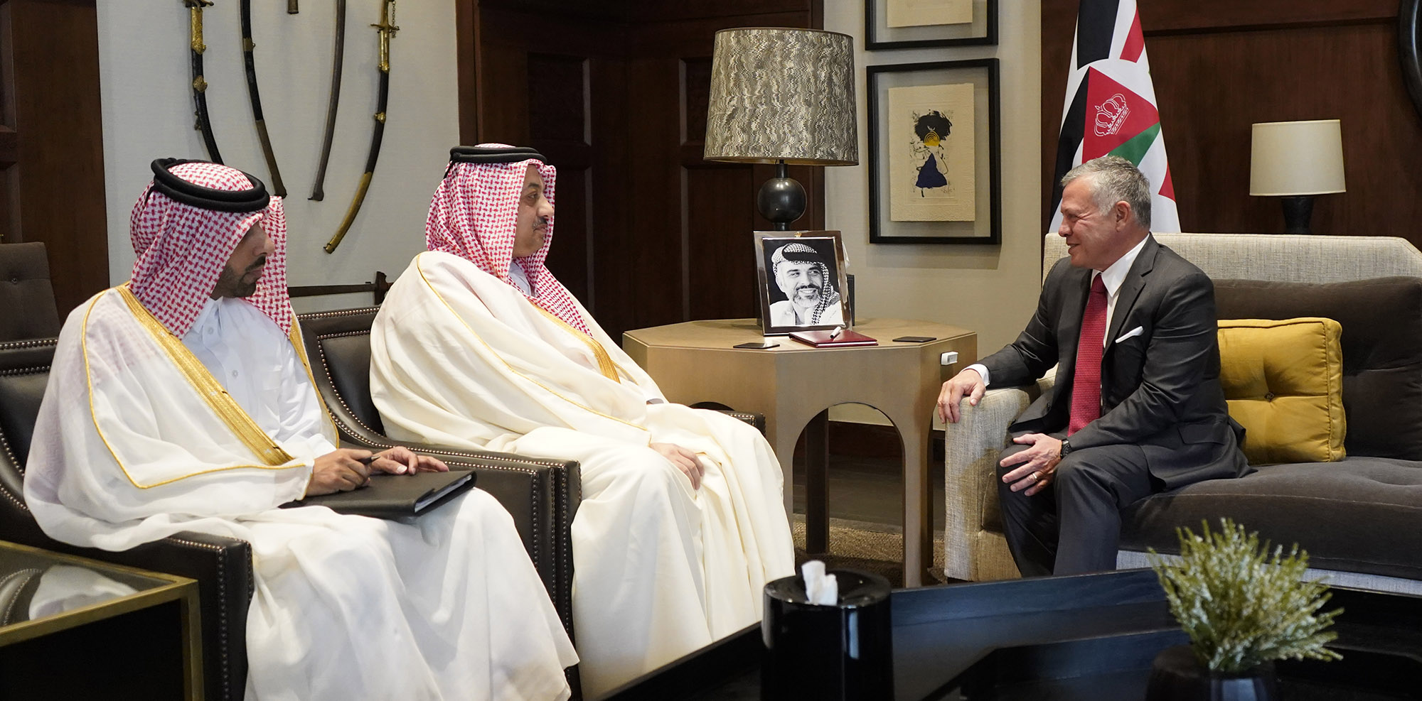 King receives Deputy PM of Qatar