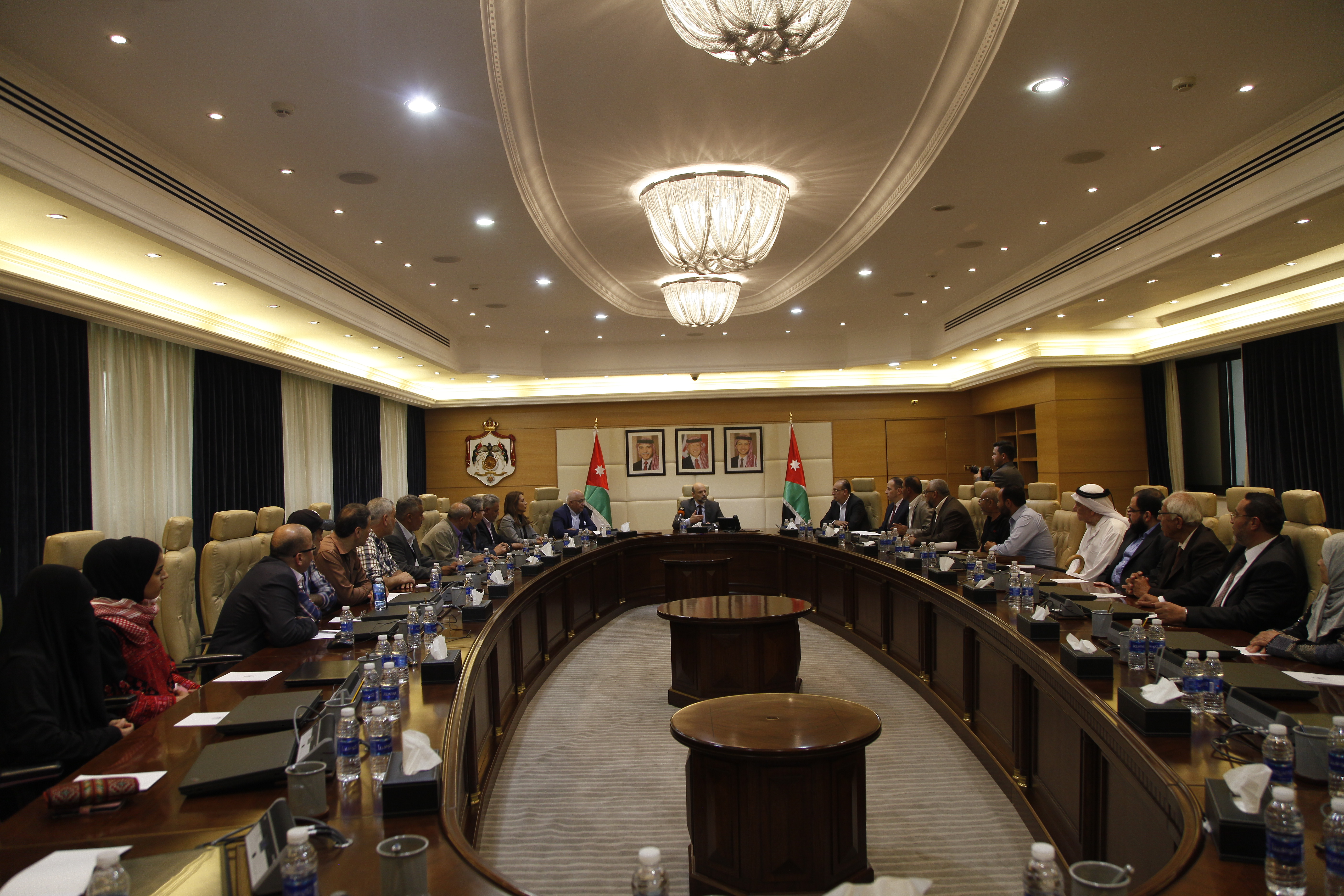 PM meets key figures, residents of Al Mahatta refugee camp