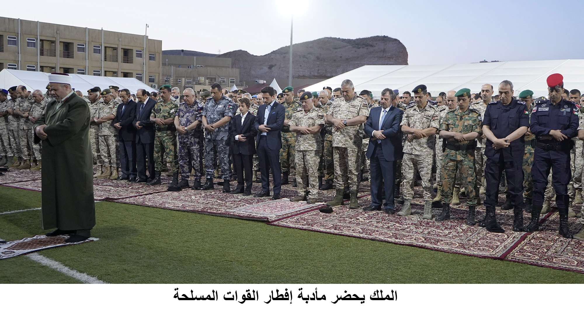 King attends army iftar
