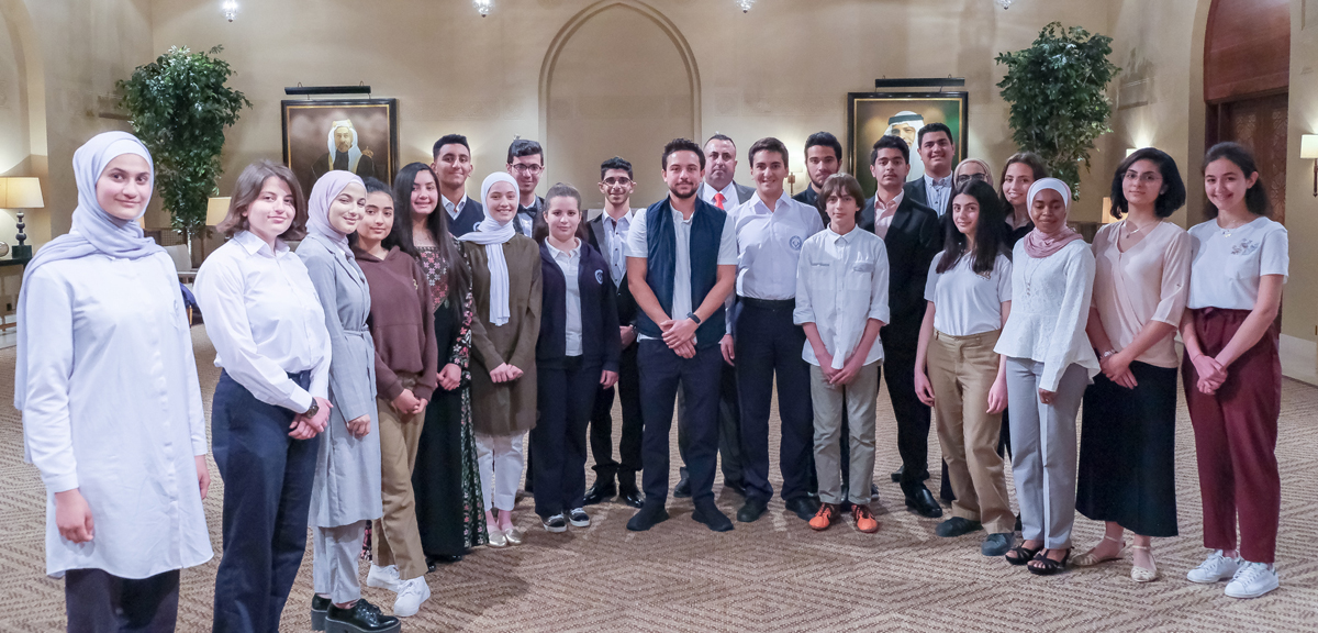 Crown Prince meets students who will compete in 2019 Intel Fair