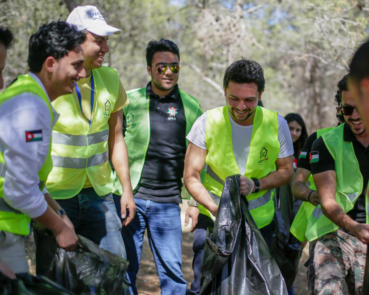 Crown Prince joins young volunteers participating in national clean-up campaign