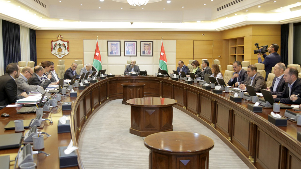 Gov't economic team reviews policies to spur growth