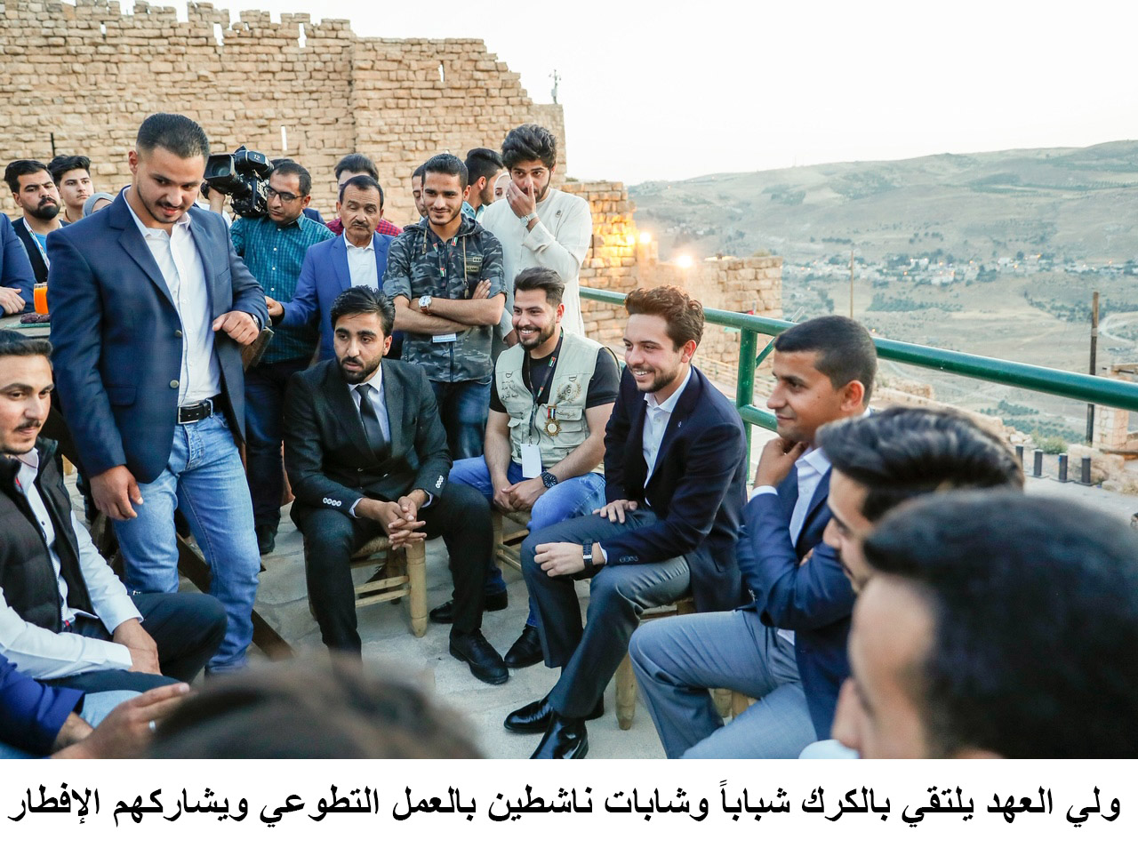 Crown Prince meets young volunteers in Karak, joins them for iftar