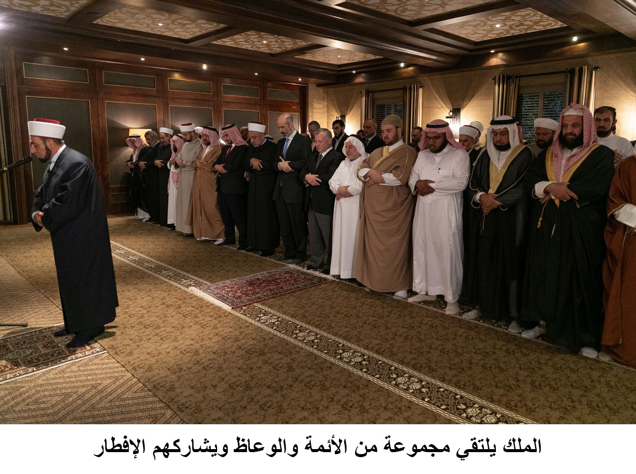 King meets with group of imams, preachers, joins them for iftar