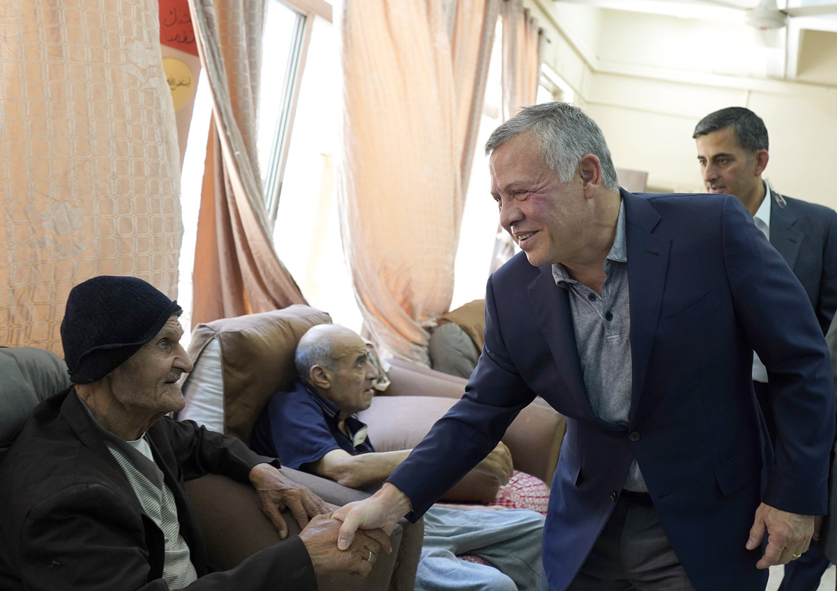 King visits Golden Age Home for elderly at White Beds Society