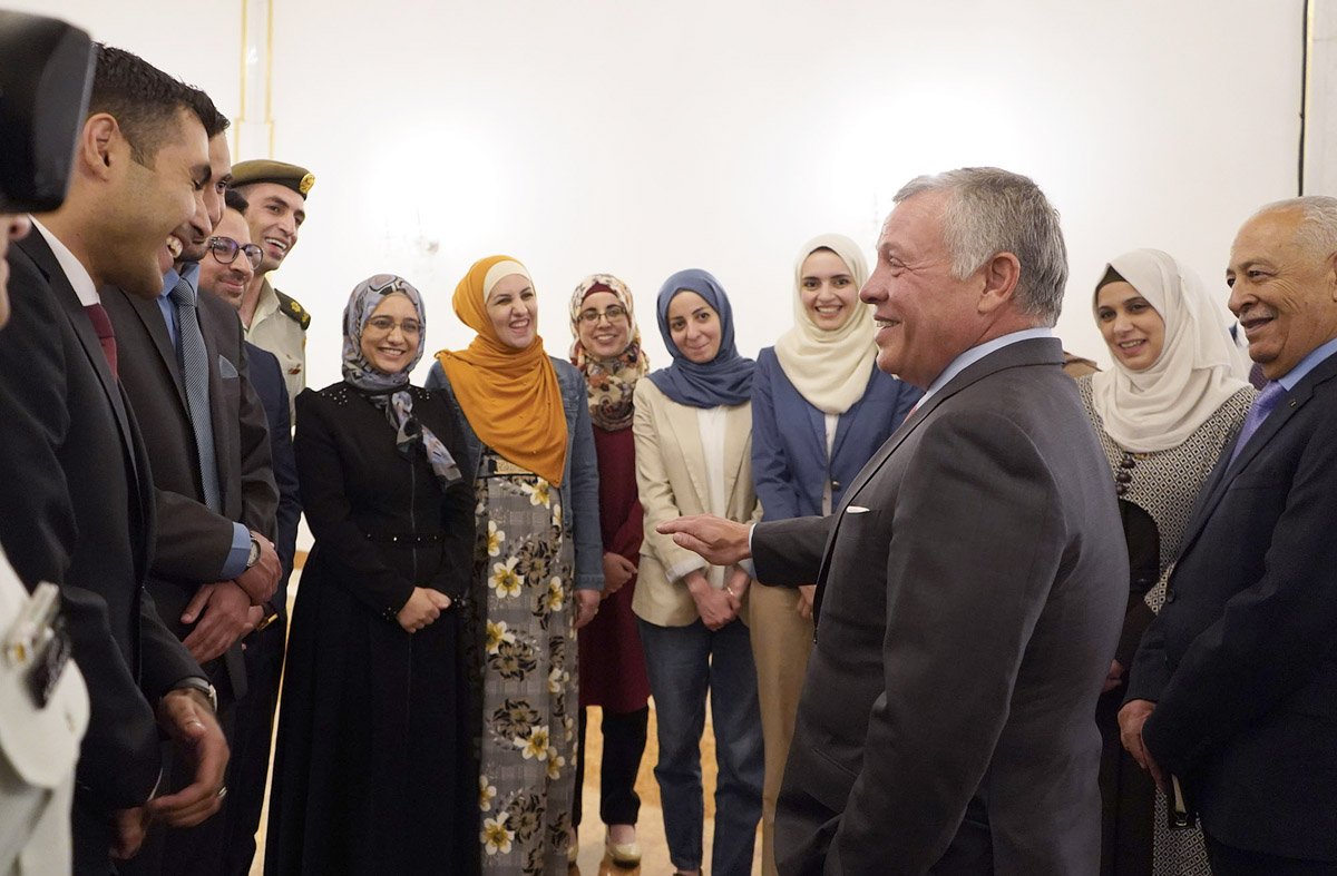 King meets group of young Jordanians 17 years after meeting them at Raghadan Palace