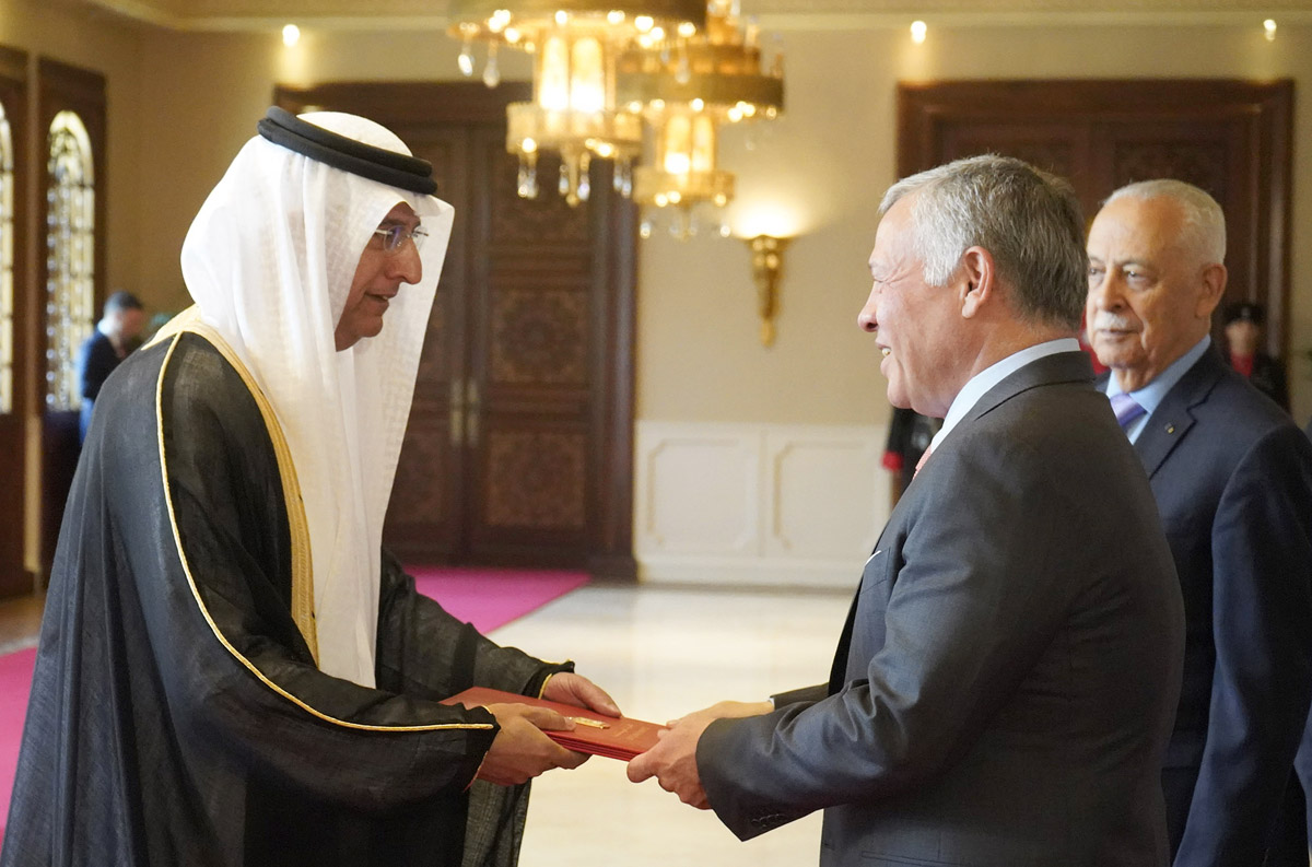 King accepts credentials of new ambassadors to Jordan