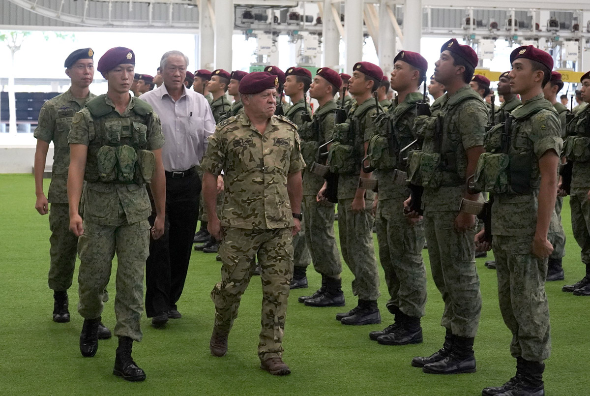 King visits Singapore Armed Forces Commandos