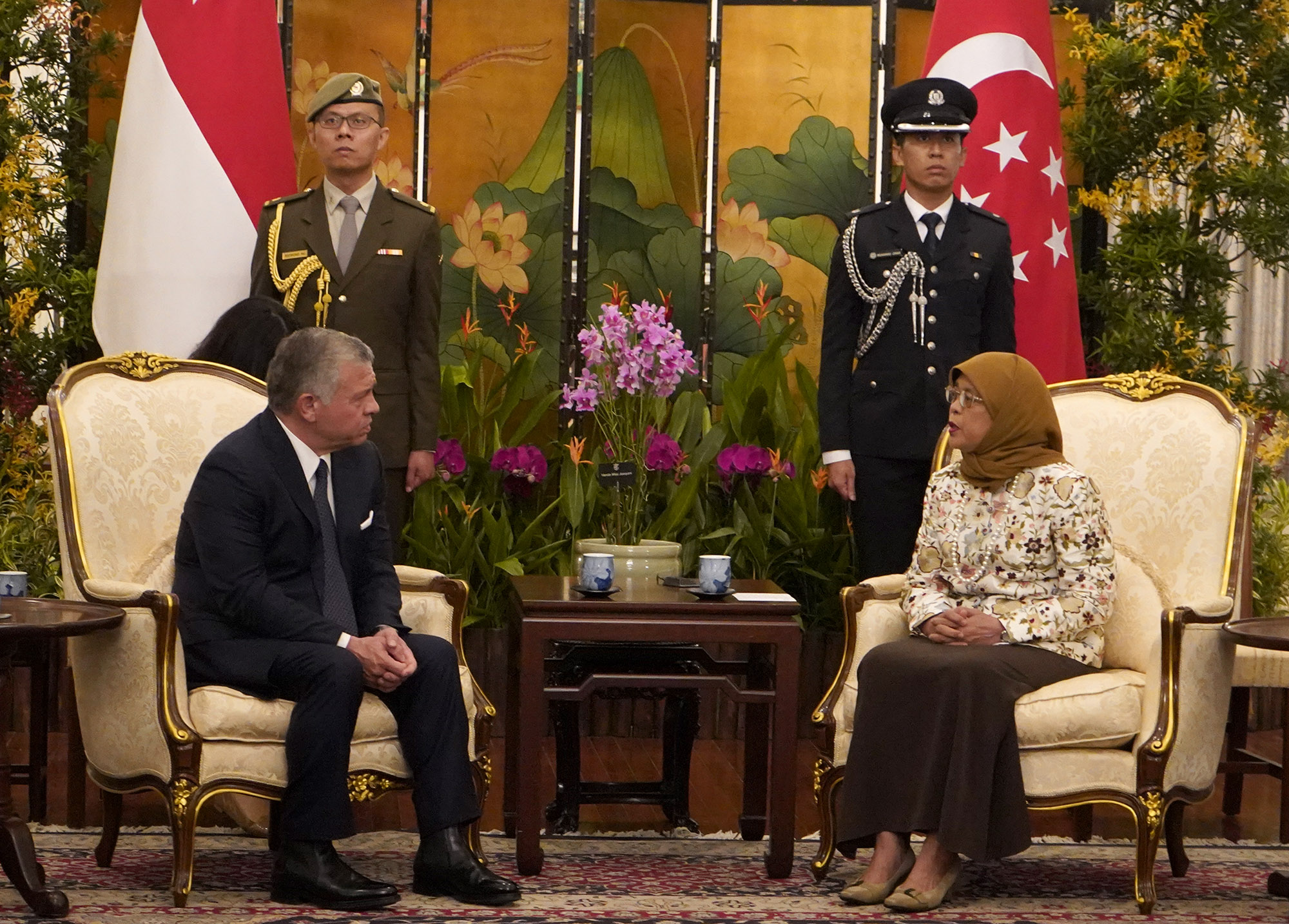 King holds talks with Singaporean president, PM