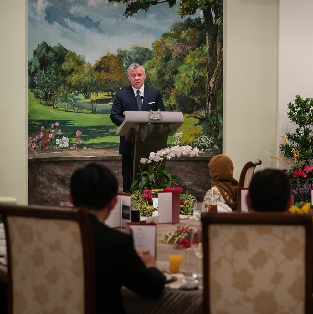 King attends official dinner hosted by Singapore president