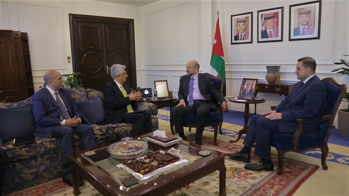 Razzaz, WB executive director discuss supporting Jordan's development efforts