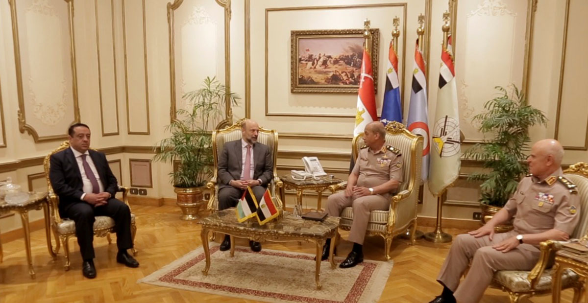 Razzaz meets Egyptian defense minister, discusses bilateral cooperation