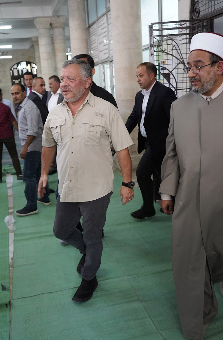 King visits Al Husseini Mosque upon returning to Jordan to check aftermath of recent fire