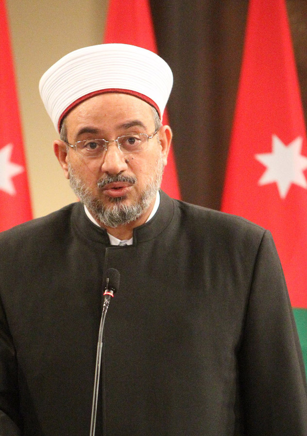 Deputizing for King, Awqaf minister sees off 1st group of Jordanian pilgrims