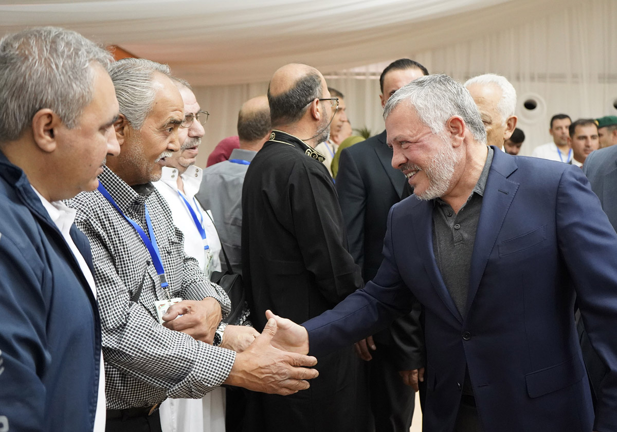 King sees off families of martyrs leaving to perform Hajj