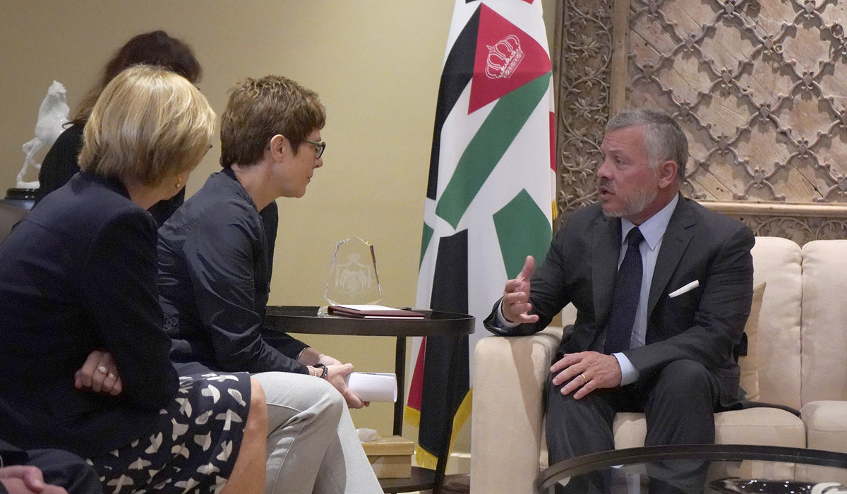 King meets German federal minister of defence