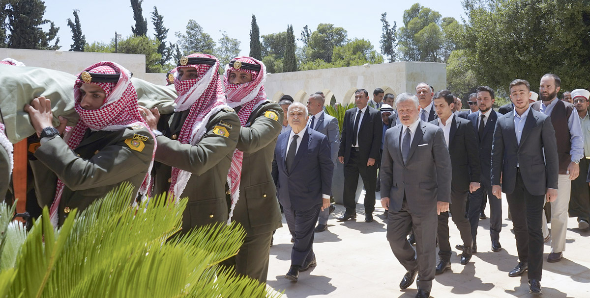 King participates in Princess Dina Abdul Hamid’s funeral