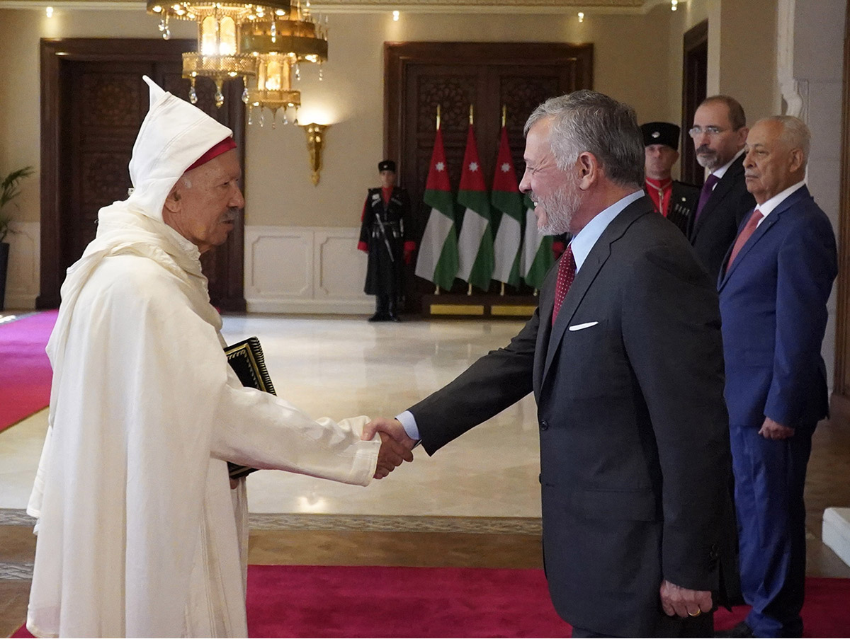 King accepts credentials of new ambassadors to Jordan