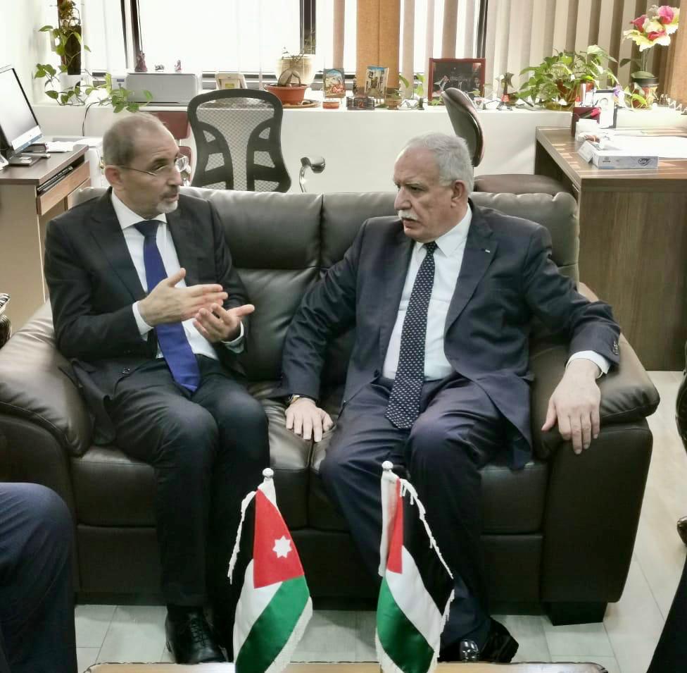 FM meets Arab, Muslim counterparts