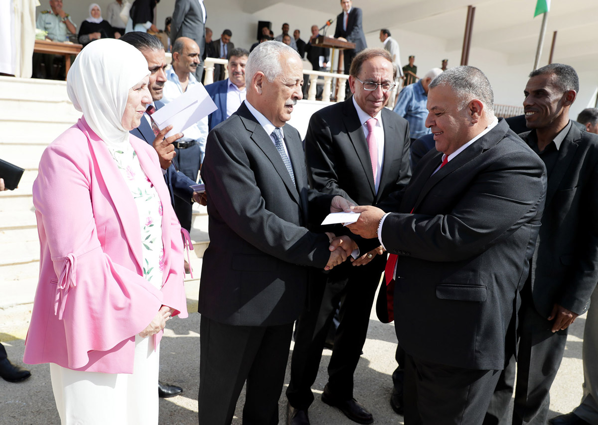 Issawi delivers 25 buses to charities, local institutions