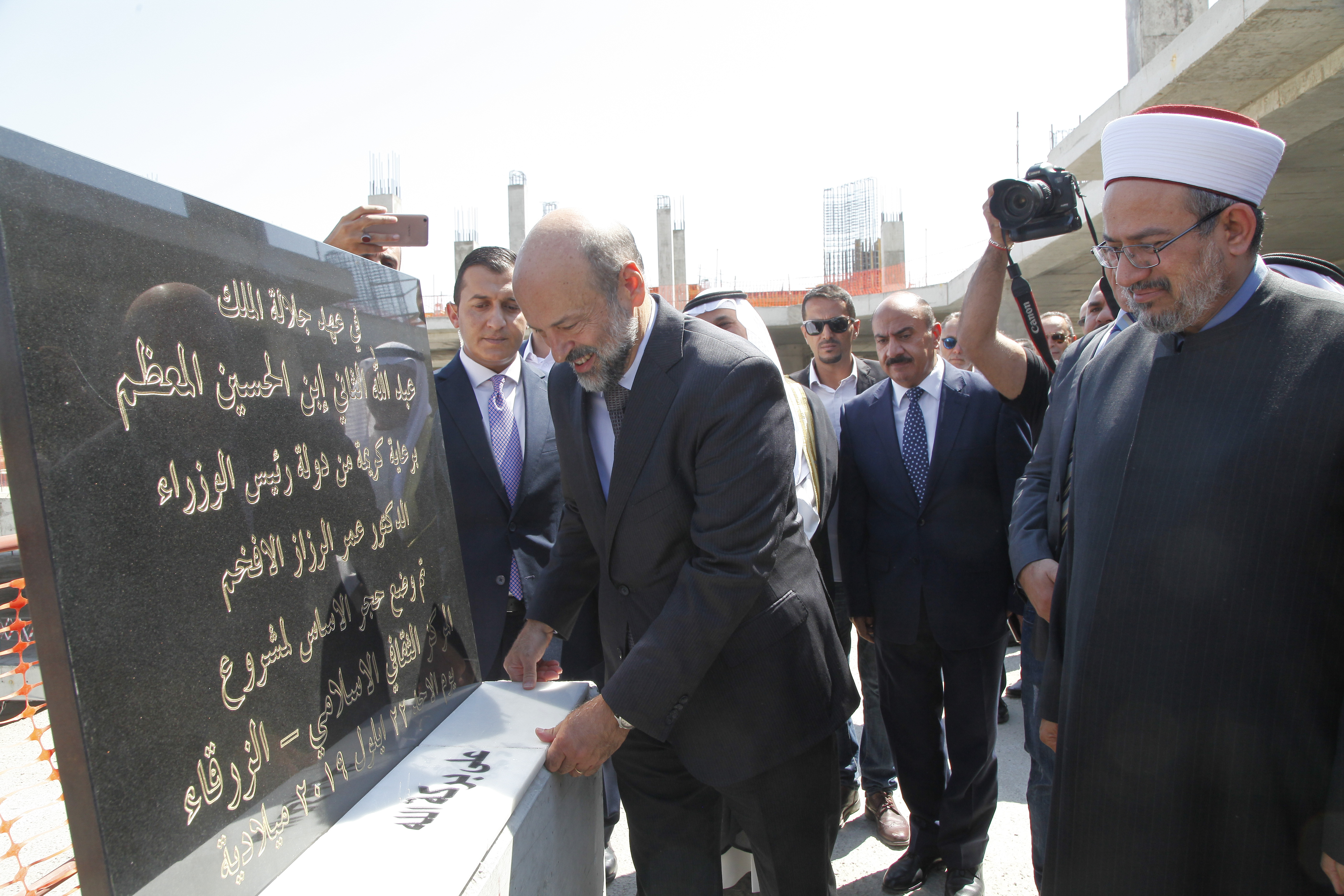 PM kicks off key service, investment projects in Zarqa