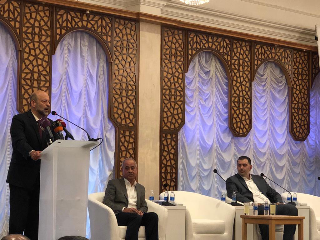PM meets industrialists, urges employment of Jordanians