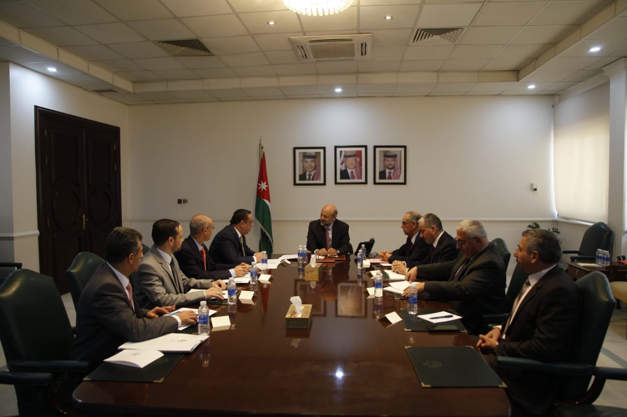 Razzaz meets team tasked with reviewing violations in Audit Bureau's report