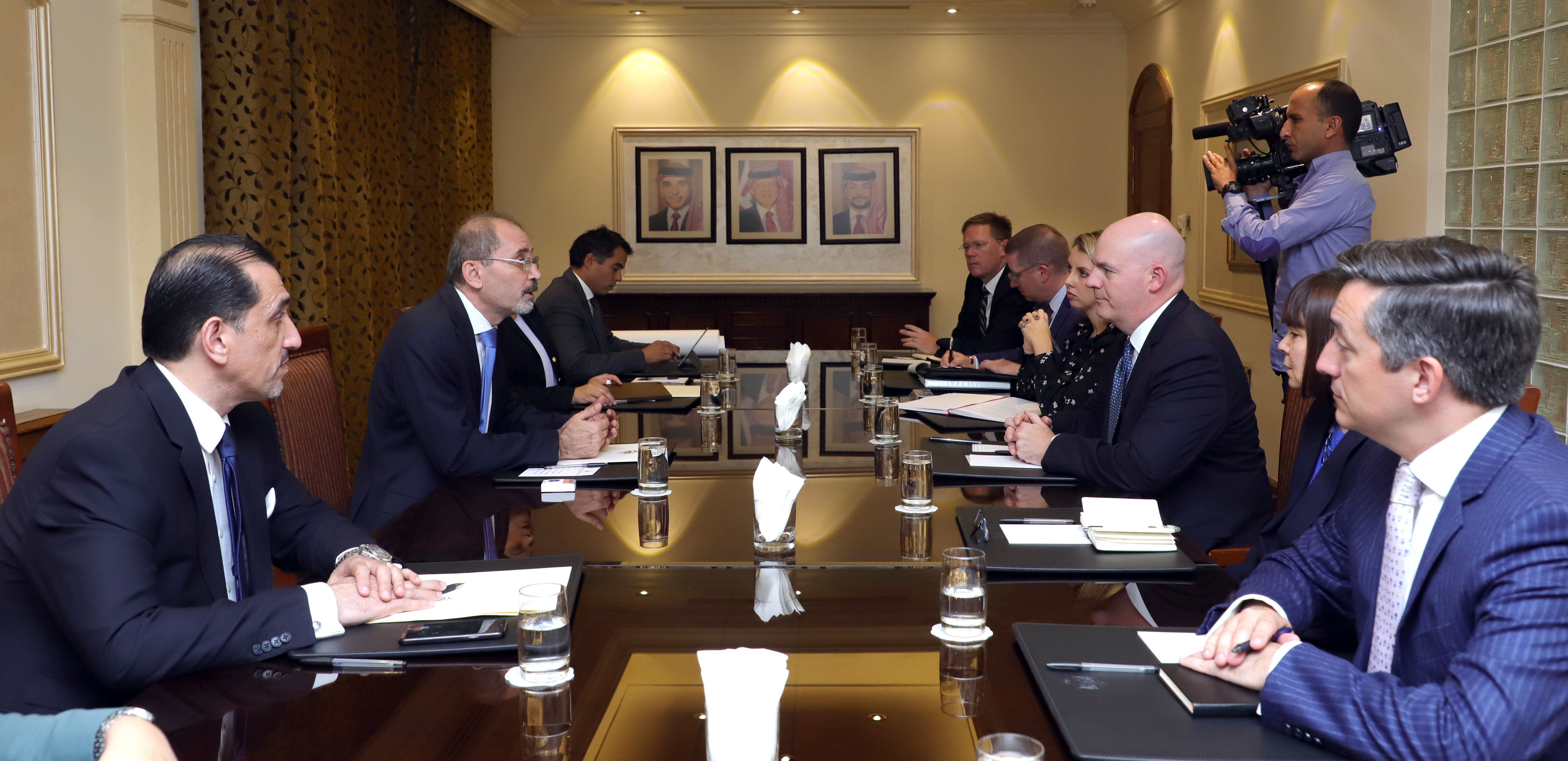 FM, US top diplomat discuss relations