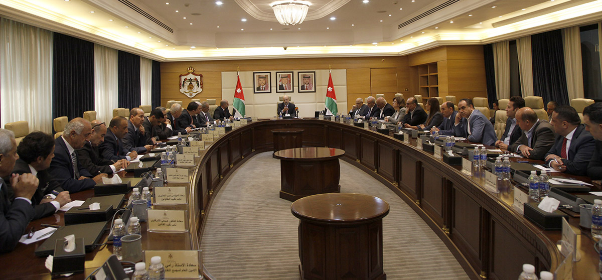 PM emphasizes importance of governmental partnership with professional associations