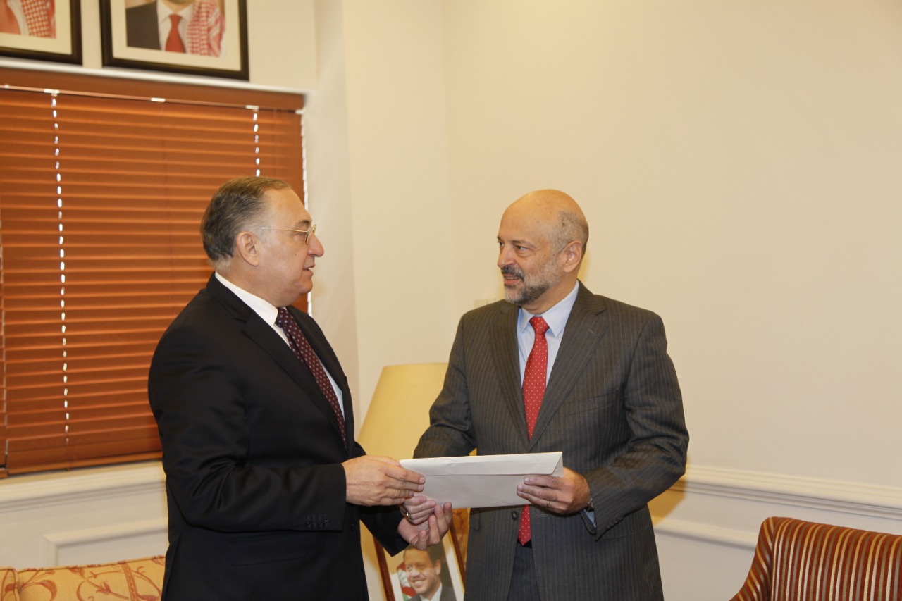 Razzaz receives Integrity and Anti-Corruption Commission's 2018 annual report