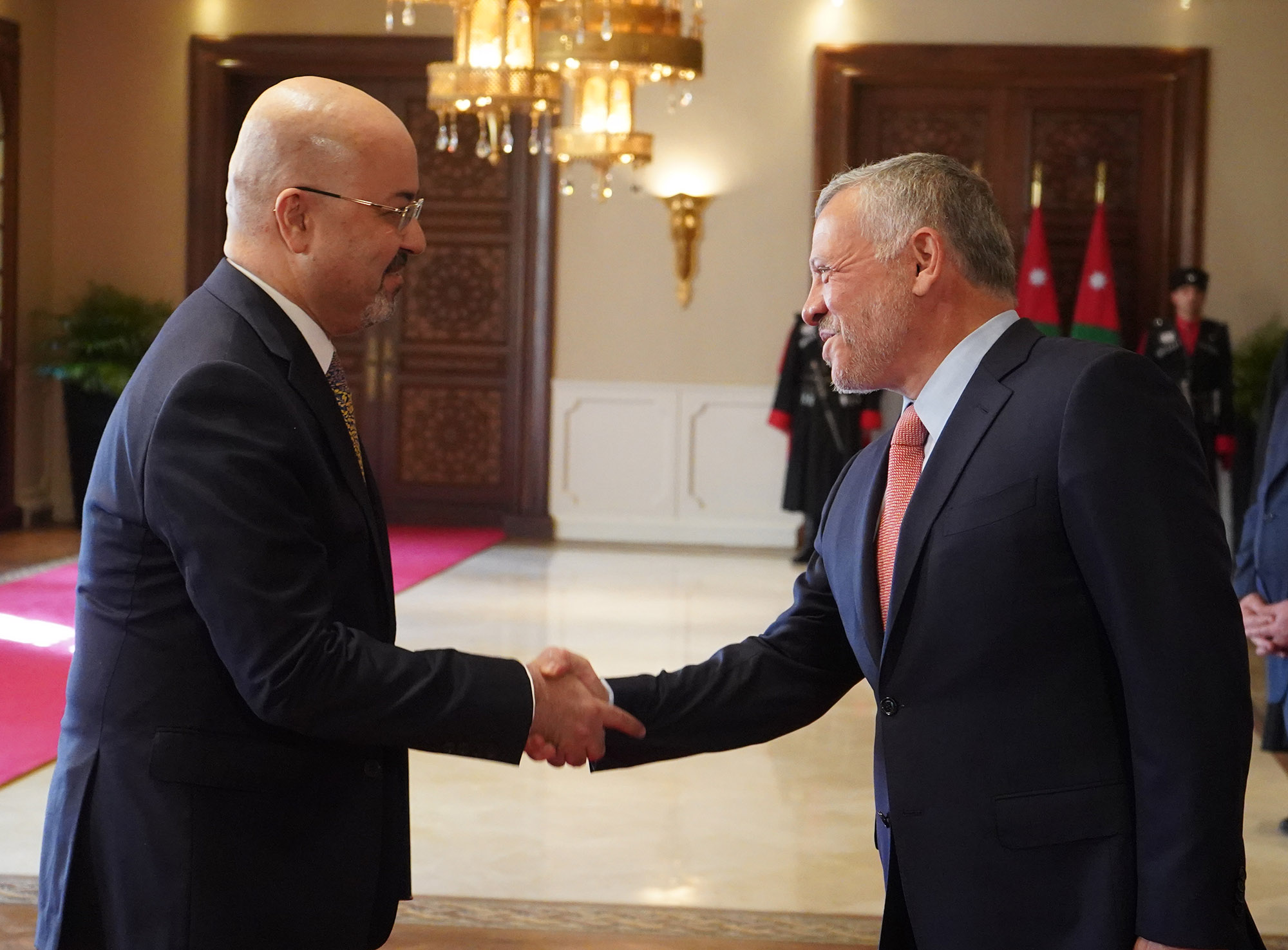 King accepts credentials of new ambassadors to Jordan