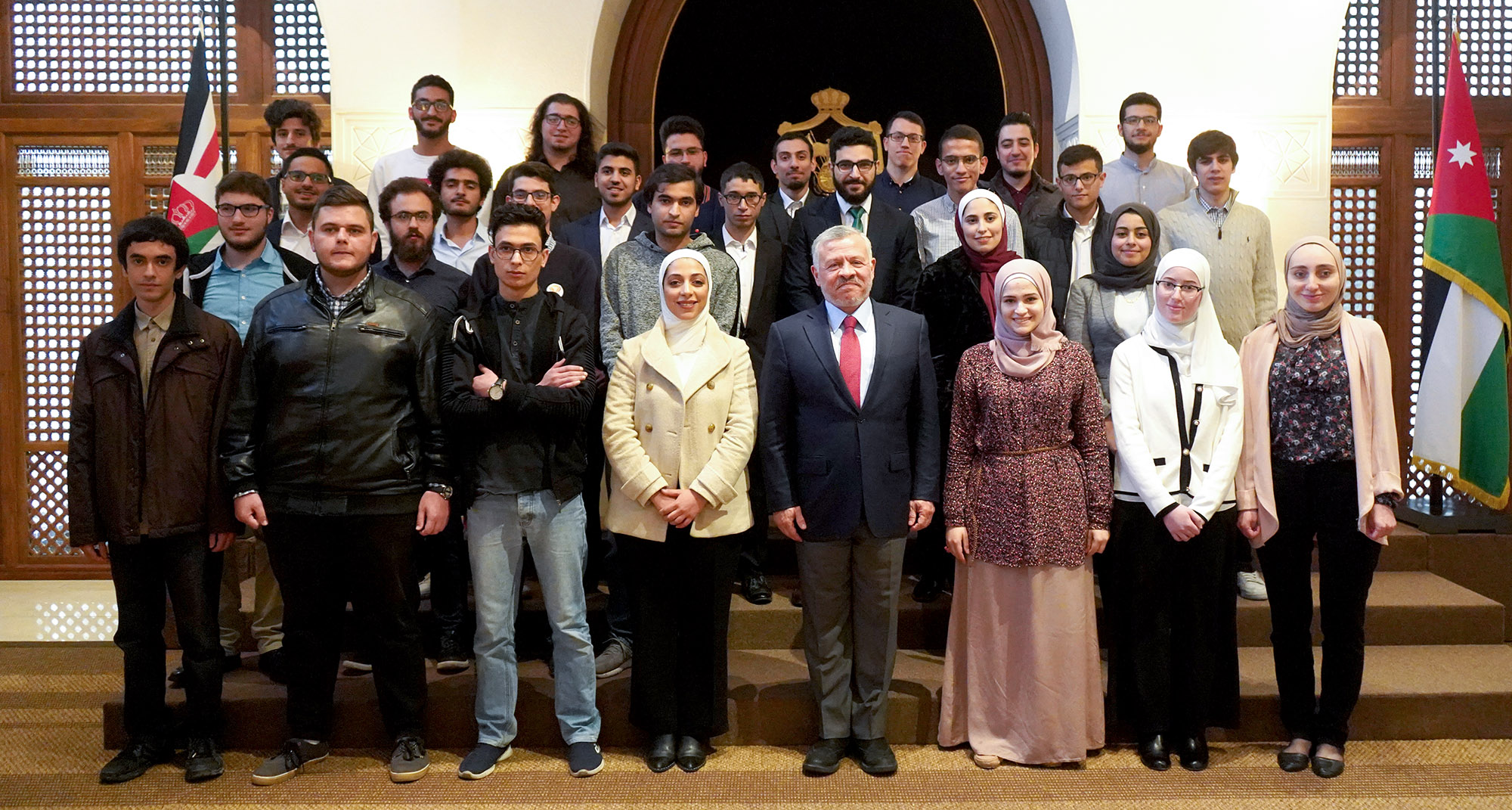 King meets Jordanian university students who achieved outstanding results in international programming competitions