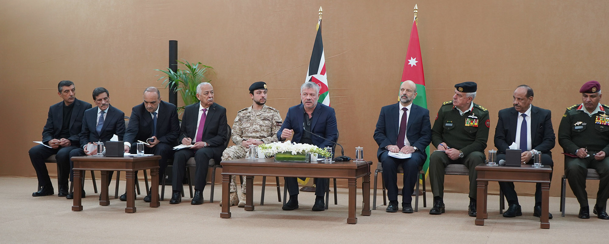 King meets representatives, leading figures from Amman-based Balqa tribes