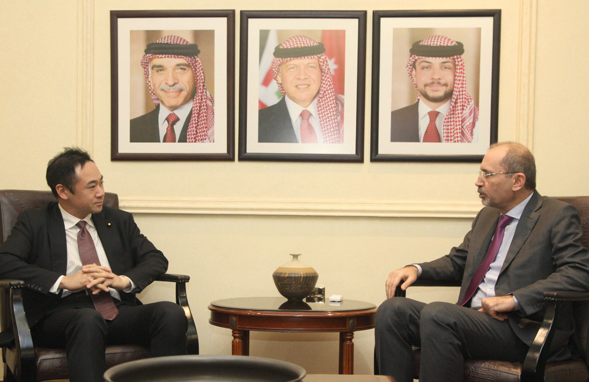 FM, Japanese counterpart discuss ties, Mideast issues